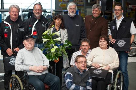 Friedel Münch (im Rollstuhl links) bei der Eröffnung der Ausstellung im April 2014.