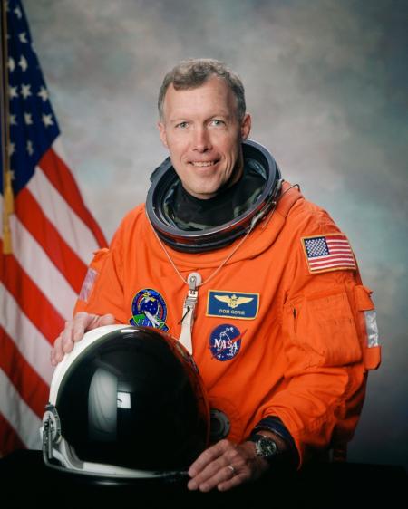 Pilot Dominic »Dom« Gorie flog vier Mal ins All. Seine erste Mission als Pilot (PLT) vom 02.-12.06.1998 mit der Raumfähre Discovery der Mission STS-91. Seine zweite Mission als Pilot (PLT) vom 11.-22.02.2000 mit der Raumfähre Endeavour der Mission STS-99. Seine dritte Mission erstmals als Kommandant (CDR) vom 05.-17.12.2001 mit der Raumfähre Endeavour der Mission STS-108. Seine vierte Mission als Kommandant (CDR) vom 11.-27.03.2008 mit der Raumfähre Endeavour der Mission STS-123. Dom Gorie war insgesamt 48 Tage, 15 Stunden, 19 Minuten, 10 Sekunden im Weltall und hat dabei 771 Mal die Erde umrundet.