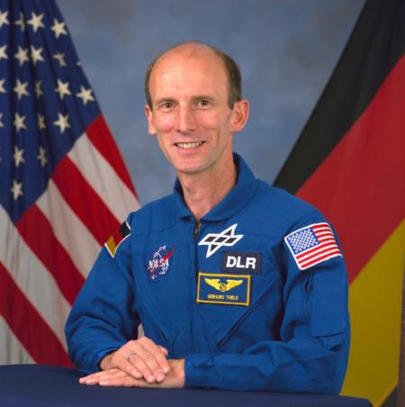 Missionsspezialist Gerhard Thiele flog ein Mal ins All. Seine erste Mission als Missionsspezialist 1 (MS-1) vom 11.-22.02.2000 mit der Raumfähre Endeavour der Mission STS-99.  Gerhard Thiele war insgesamt 11 Tage, 5 Stunden, 38 Minuten, 42 Sekunden im Weltall und hat dabei 181 Mal die Erde umrundet.  Die vier Astronauten sind insgesamt 12 Missionen geflogen mit einem Gesamtaufenthalt im Weltraum von 146 Tagen, 11 Stunden, 25 Minuten und 47 Sekunden und haben die Erde 2.334 Mal umrundet.