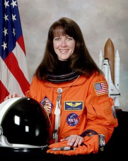Missionsspezialistin Janet Kavandi flog drei Mal ins All. Ihre erste Mission als Missionsspezialistin 3 (MS-3) vom 02.-12.06.1998 mit der Raumfähre Discovery der Mission STS-91. Ihre zweite Mission als Missionsspezialistin 2 (MS-2) vom 11.-22.02.2000 mit der Raumfähre Endeavour der Mission STS-99. Ihre dritte Mission als Missionsspezialistin 2 (MS-2) vom 12.-25.07.2001 mit der Raumfähre Atlantis der Mission STS-104. Janet Kavandi war insgesamt 33 Tage, 20 Stunden, 7 Minuten, 31 Sekunden im Weltall und hat dabei 536 Mal die Erde umrundet.
