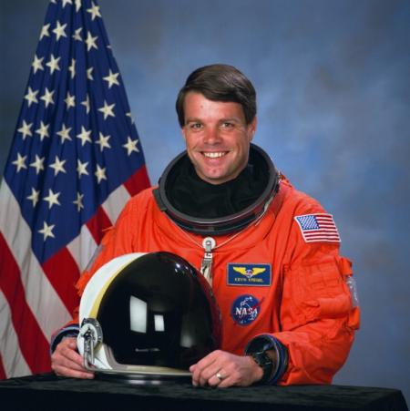 Kommandant Kevin Kregel flog vier Mal ins All. Seine erste Mission als Pilot (PLT) vom 13.-22.07.1995 mit der Raumfähre Discovery der Mission STS-70. Seine zweite Mission ebenfalls als Pilot (PLT) vom 20.06.-07.07.1996 mit der Raumfähre Columbia der Mission STS-78. Seine dritte Mission erstmals als Kommandant (CDR) vom 19.11.-05.12.1997 mit der Raumfähre Columbia der Mission STS-87. Seine vierte Mission als Kommandant vom 11.-22.02.2000 mit der Raumfähre Endeavour der Mission STS-99. Kevin Kregel war insgesamt 52 Tage, 18 Stunden, 20 Minuten, 24 Sekunden im Weltall und hat dabei 846 Mal die Erde umrundet.