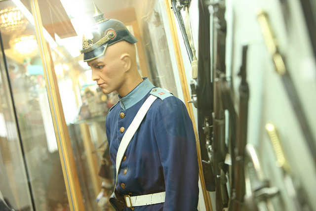 Historische Uniformen und Waffen im Museum Wilhelmsbau